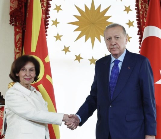 Erdogan priti presidenten Siljanovska-Davkova në Stamboll, prezent edhe kreu i inteligjencës turke