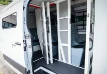 Maqedonia pranon nga Holanda furgonë të specializuar për transportin e të burgosurve dhe emigrantëve