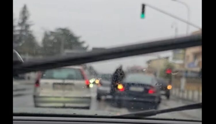 Aksident mes 3 veturave pranë kamerës  Safe City  në Shkup