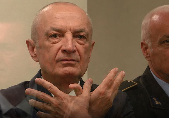 Ilir Meta paraqitet në gjyq duke bërë simbolin e shqiponjës dykrenare