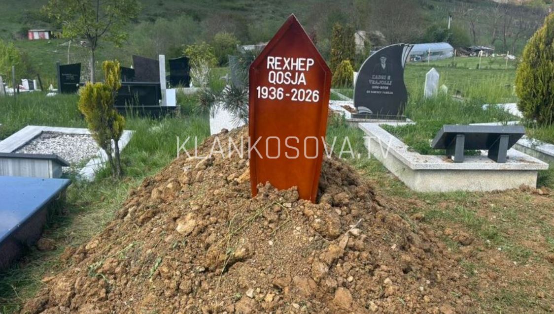 Rexhep Qosja u varros pranë bashkëshortes së tij