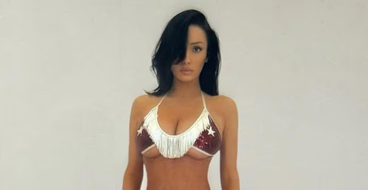 Bianca shfaqet shumë seksi me bikini të holla