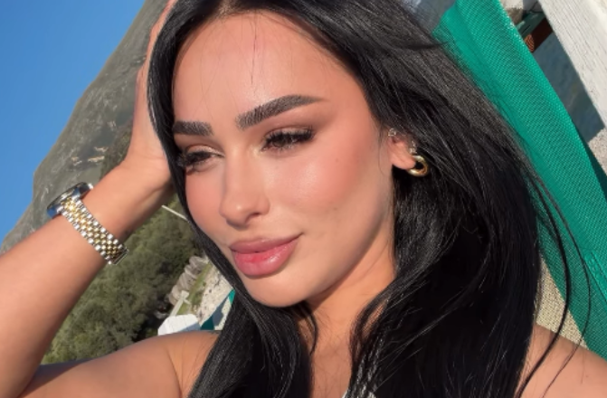 Shokon Egli, e krahason veten me sirenë