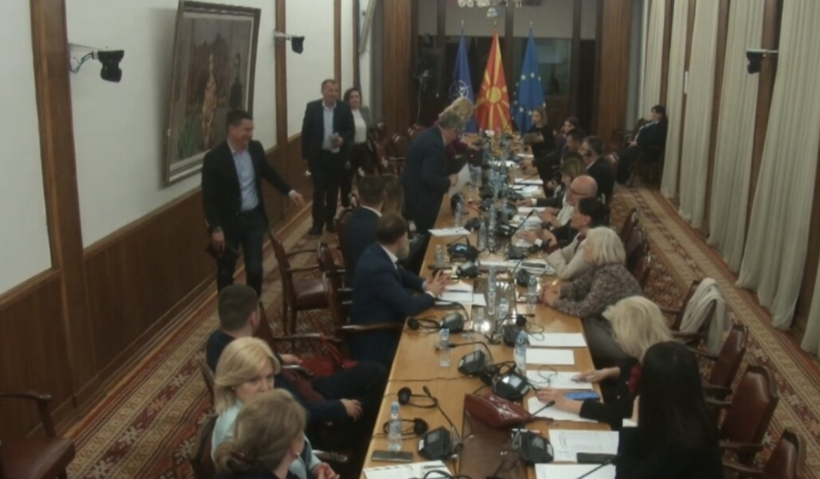 deputetet-e-fe-se-braktisin-debatin-ne-komision-per-shfuqizimin-e-qeverise-teknike