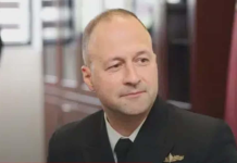 Alban Dervishi, shqiptari që komandon anijen luftarake amerikane USS Pearl Harbor, vjen në Kosovë