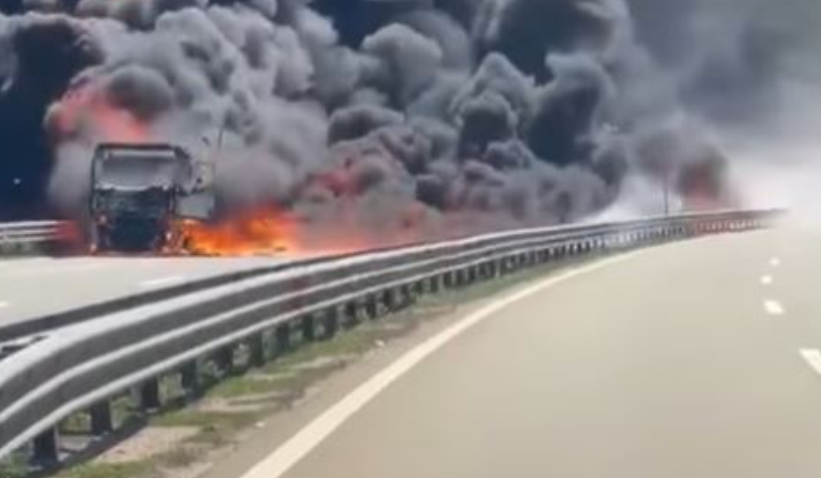 Digjet një kamion në autostradën  Ibrahim Rugova   s ka të lënduar