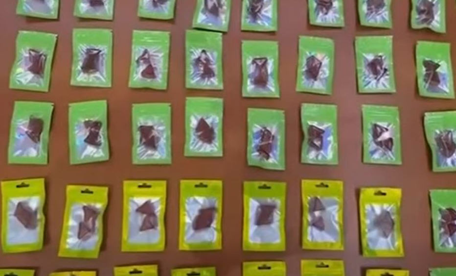 shperndanin-droge-ne-forme-te-karameleve-prane-shkollave-policia-ne-shqiperi-zbulon-bazen-dhe-arreston-disa-persona