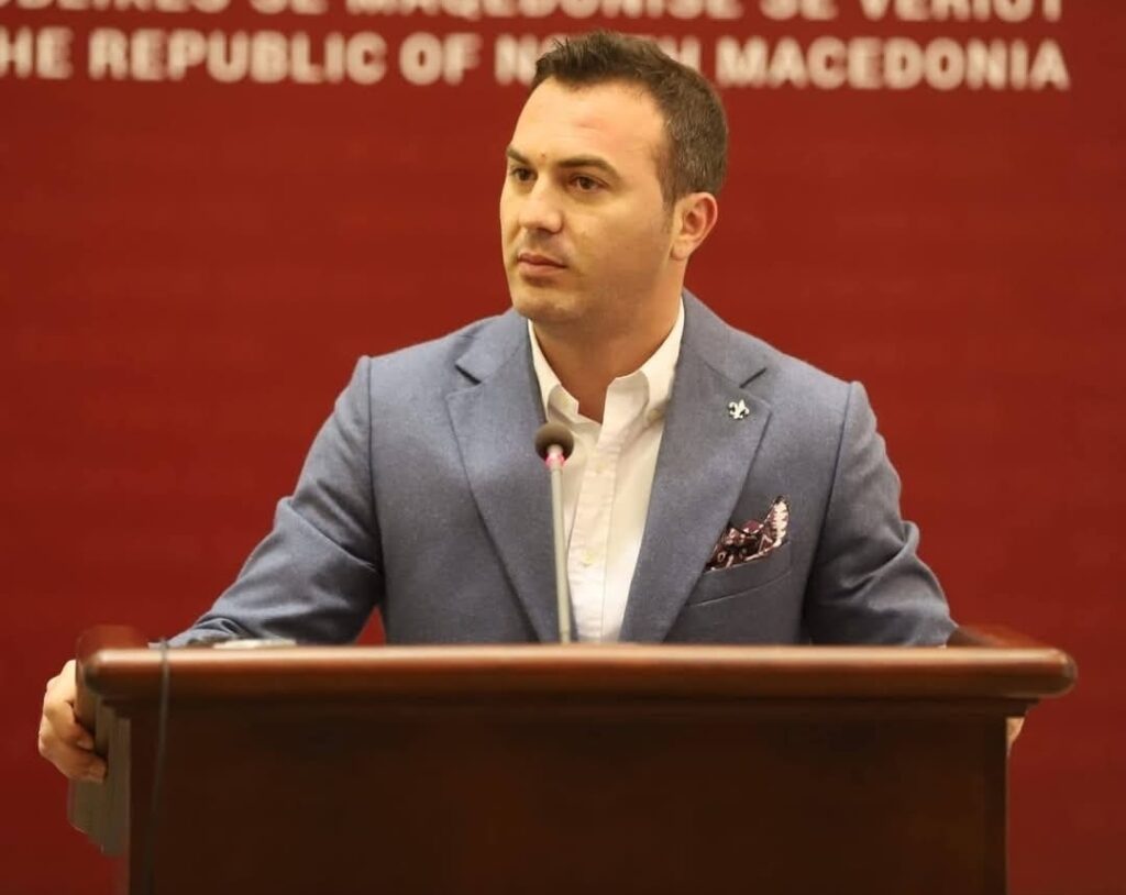 Arbër Ademi  Tre qëndrime për një ligj   qeveria në kaos për gjuhën shqipe