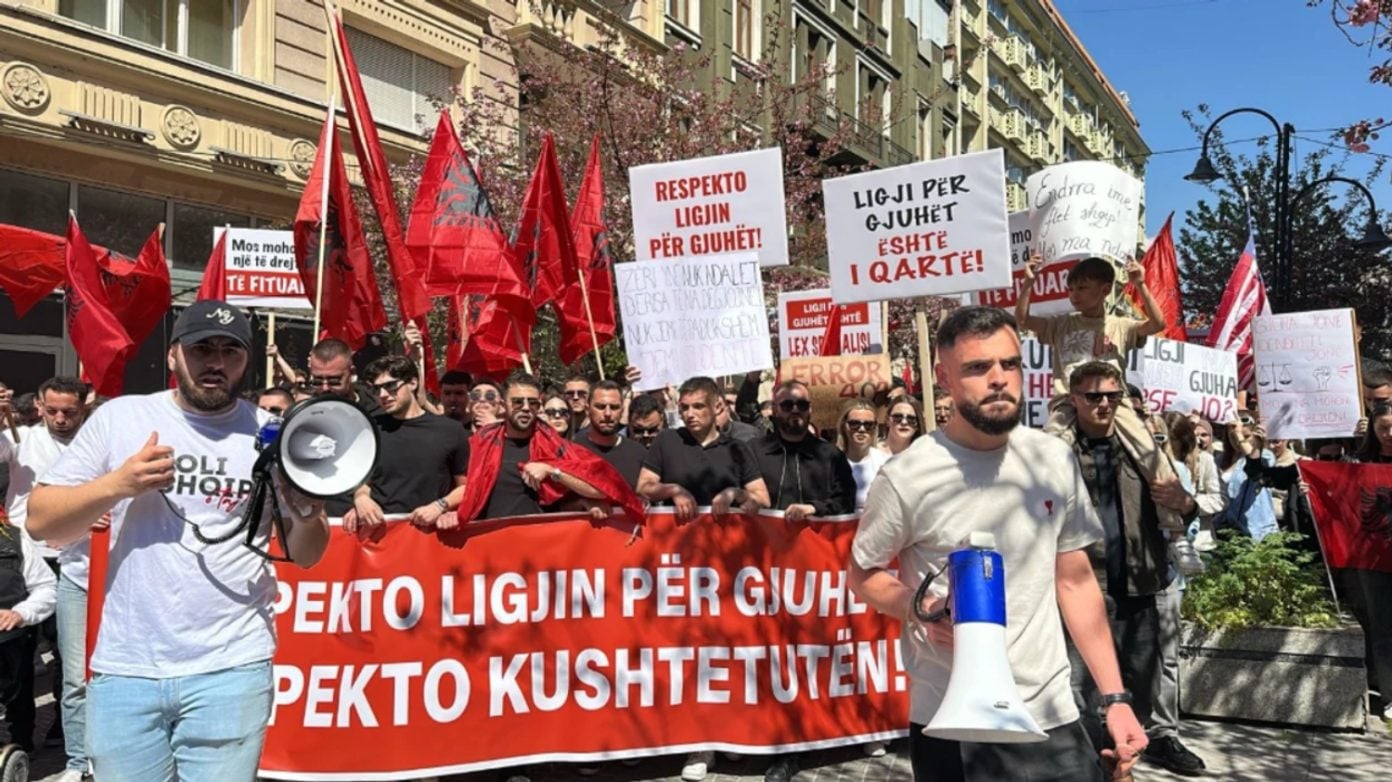 shaqiri-per-protestat-ngritni-zerin-dhe-perpiquni-per-te-ardhmen-tuaj