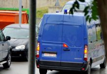 Arrest për krime lufte në Kaçanik, armë dhe uniformë e MUP-it gjenden në bastisje