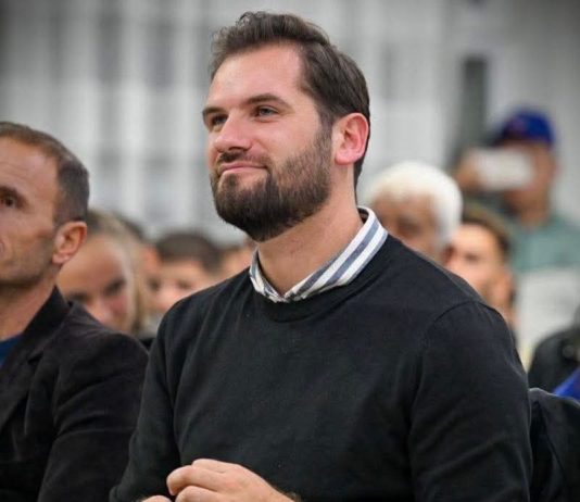 Amir Idrizi zgjidhet kryetar i ri i Këshillit të Komunës së Sarajit