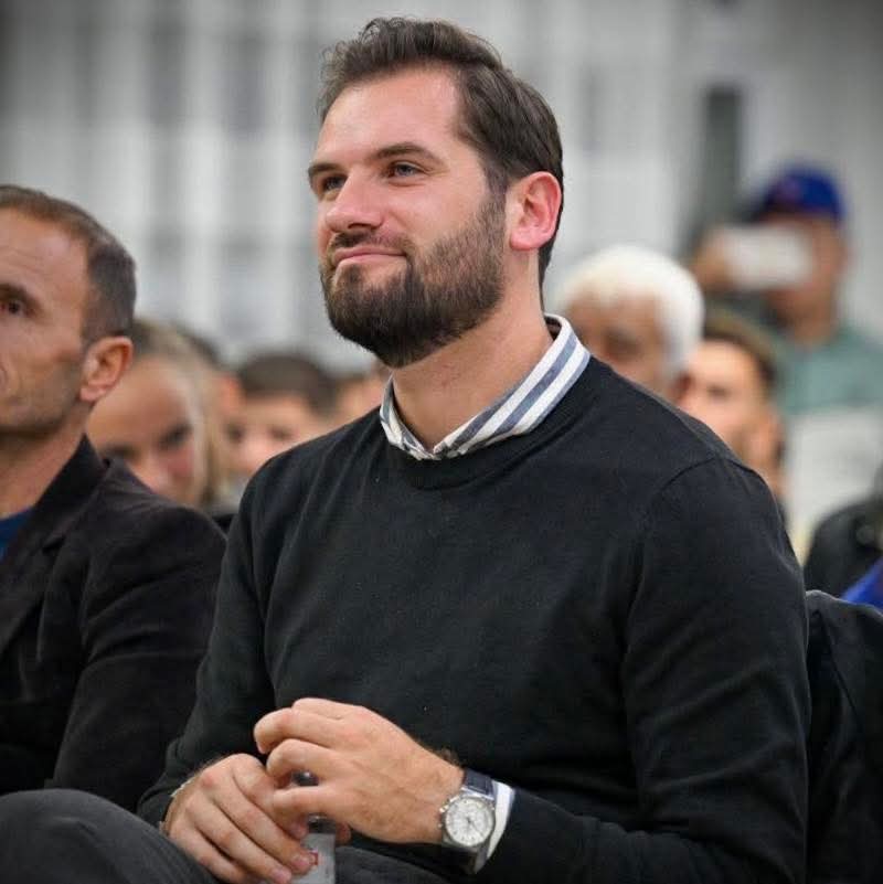 Amir Idrizi zgjidhet kryetar i ri i Këshillit të Komunës së Sarajit
