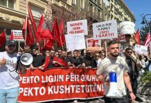 “Fillkov dorëheqje”, “Gjuha shqipe nuk negociohet” – protestojnë studentët shqiptarë në Shkup