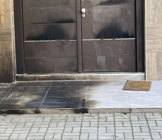 Ambasadorja izraelite publikon pamjet e disa njerëzve që tentuan të djegin një sinagogë në Shkup