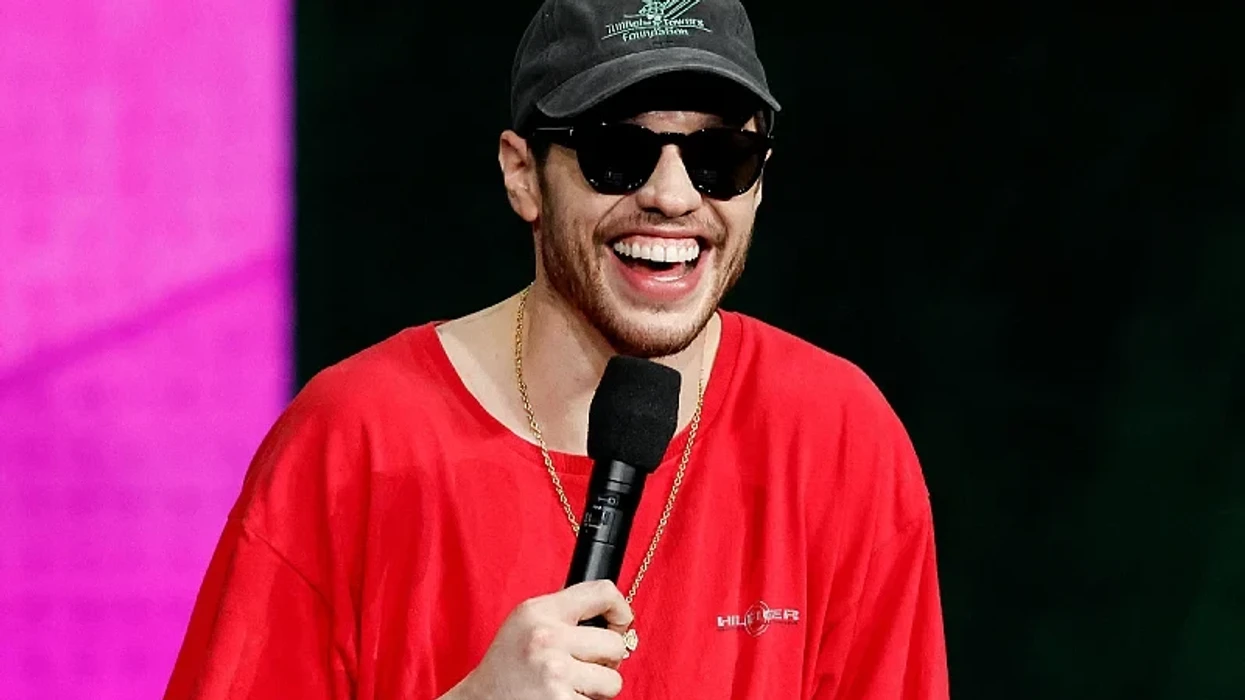 Pete Davidson përparon në procesin e heqjes së tatuazheve, fansat u habitën në eventin e promovimit të filmit të ri