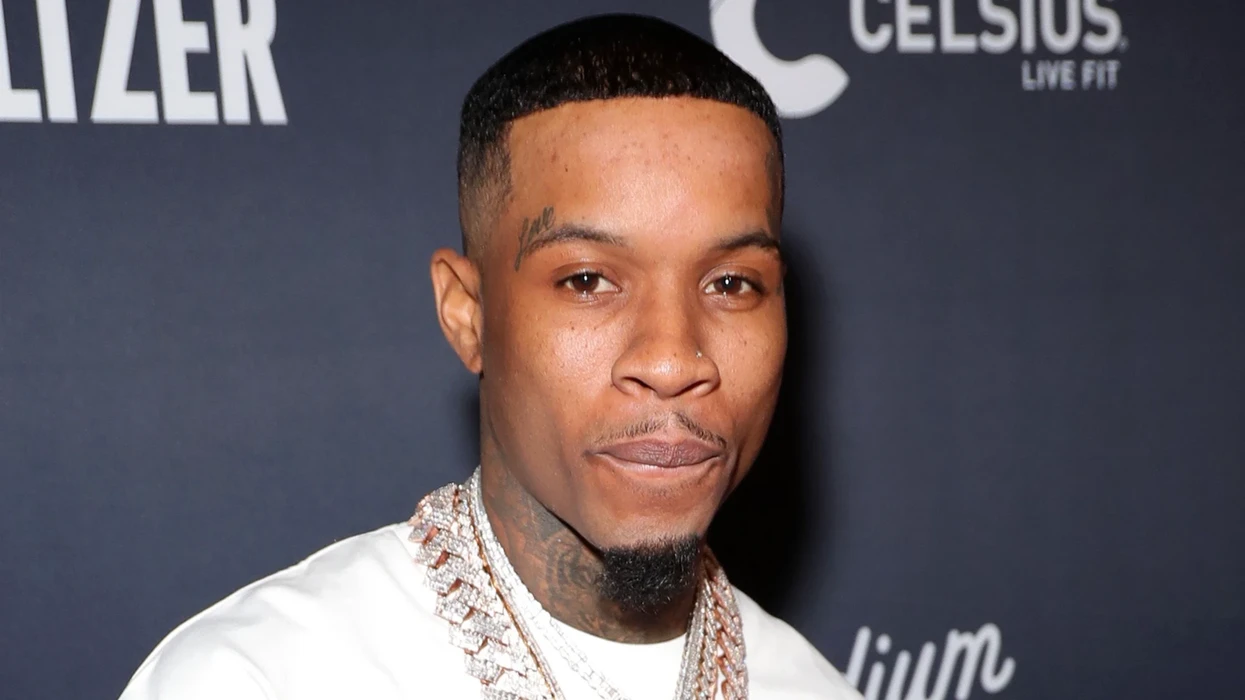 Reperi Tory Lanez  po padit sistemin e burgjeve të Kalifornisë për 100 milionë dollarë pasi u ther me thikë 16 herë