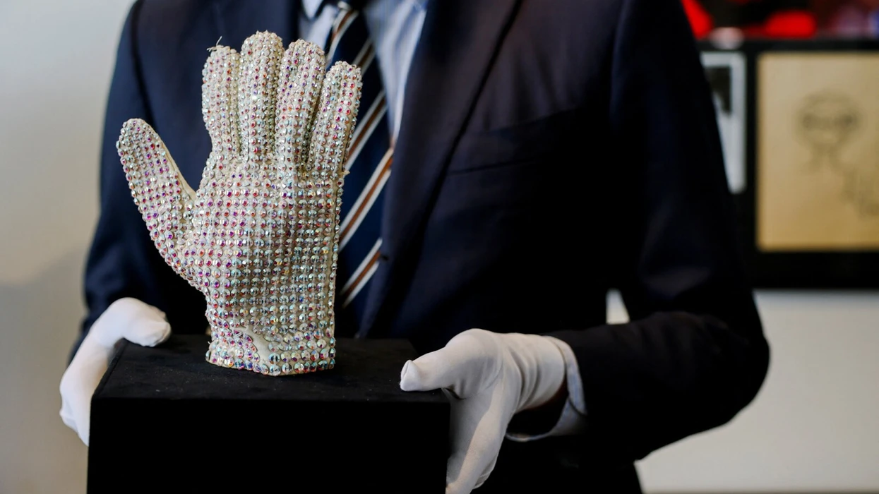 sendet-e-michael-jackson-dalin-ne-ankand-nder-to-edhe-doreza-ikonike-nga-turneu-bad-cmimet-deri-ne-qindra-mijera-dollare