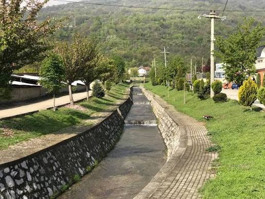 uzurpim-prone-ne-kamjan-bllokohet-rruga-me-mur-betoni-ne-toke-shteterore