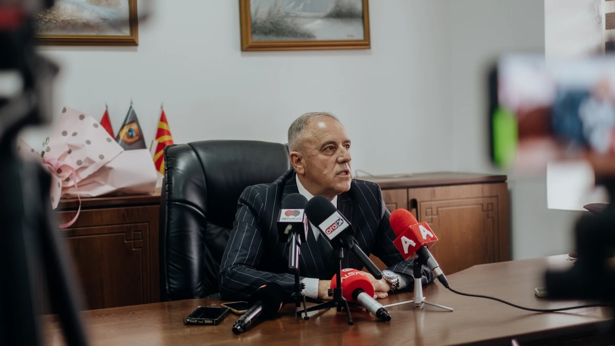 kallezim-penal-ndaj-mendi-qyres-ka-emeruar-drejtor-pa-arsim-te-pershtatshem