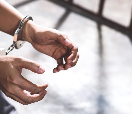 U soll në menyrë agresive ndaj policisë, arrestohet 21-vjeçari