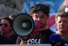 Protesta në Tiranë, studenti nga Shkupi: Gjuha shqipe është amaneti ynë, s’kërkojmë privilegje, vetëm atë që na takon