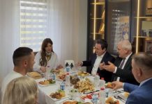 Kurti shkon te familja e heroit Afrim Bunjaku për drekën e Bajramit
