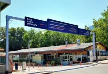 Një e mitur shtatzënë u shtrua në spital me dhimbje të lindjes, policia ndaloi nënën e saj