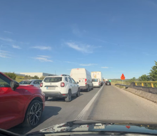 Kolona të gjata në pikëpagesën e Milladinovcës! “Rrugët shtetërore” fillojnë punët për zgjerimin e saj
