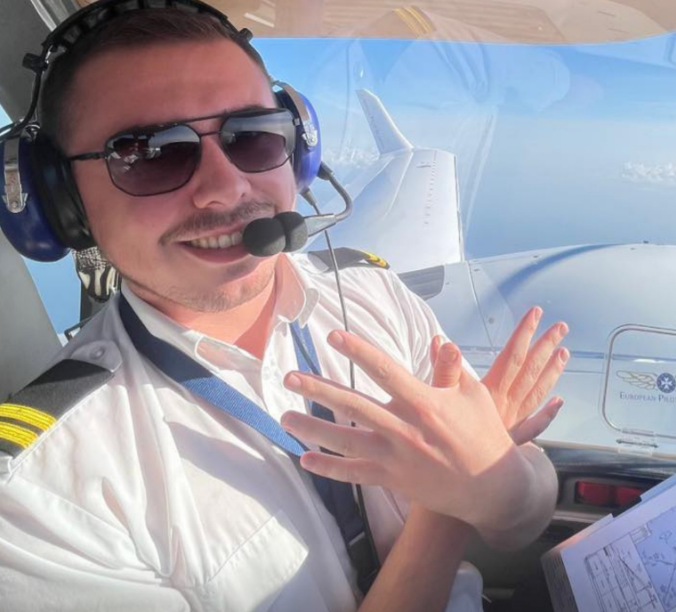 Piloti Kosovar  ka kërkuar leje për ulje në aeroportin e Prishtinës  Adem Jashari  me lot në sy e ne gjuhen Shqipe