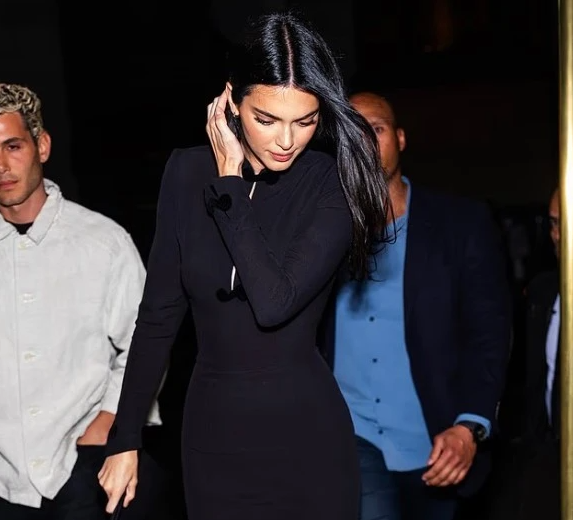 kendall-jenner-ne-qender-te-vemendjes-ne-festen-e-bezos-dhe-sanchez-para-met-gala