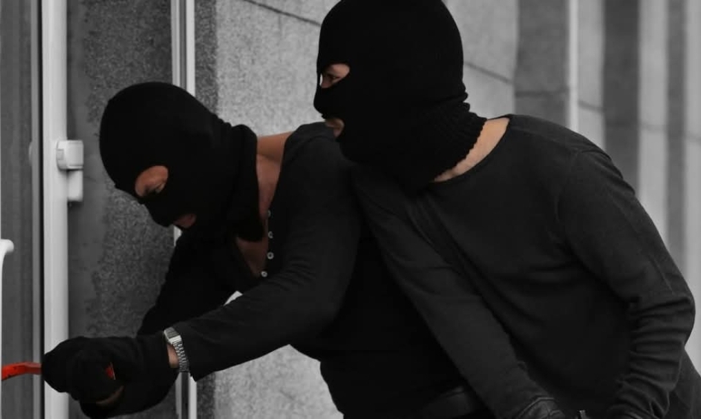 Dy të rinj arrestohen në Shkup pas vjedhjes së një sefi me para nga zyra për transferta të shpejta
