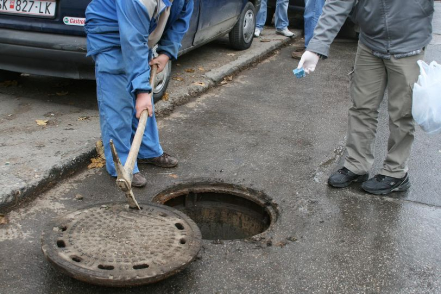 Gruaja e lënduar rëndë në Shkup pas rënies në një pusetë në bulevardin "Arradhat Partizane" 