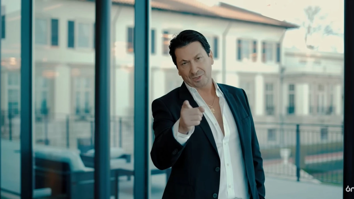 Aleksandër Gjelaj lëshon këngën e re "Oj nanë" – Baladë emocionale që ngre zërin e publikut shqiptar 
