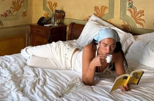 dua-lipa-hap-ne-portugali-biblioteken-me-libra-te-ndaluar