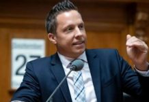 Kush është deputeti zviceran që po bën fushatë kundër Kosovës – me materiale propagandistike nga Beogradi