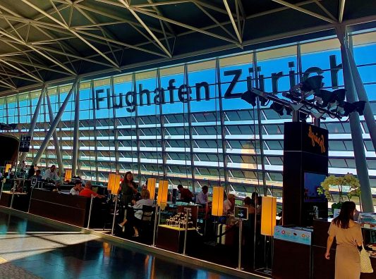 Pritje deri në dy orë në aeroportet e Zvicrës për udhëtarët nga SHBA dhe Britania