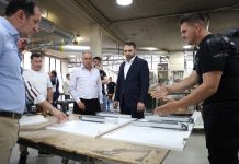 Ministri Durmishi viziton bizneset në Strugë dhe prezanton mundësitë për mbështetje financiare të investimeve