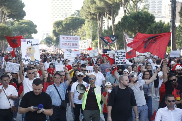 protesta-ne-tirane-hyn-ne-diten-e-25-te-qytetaret-pritet-te-mblidhen-para-godines-se-kryeministrise