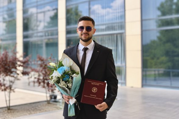 Vetëm 22 vjeç  Jeton Sinani diplomon me notën 10 dhe merr titullin Doktor i Mjekësisë