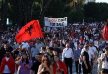 Protestuesit ia kërkojnë dorëheqjen e Rama thotë se do të largohet kur Shqipëria të jetë në BE