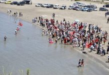 Rama ironizon protestuesit në Zvërnec: Mos ua prishni flamingove plazhin me makina dhe kanoçe birre