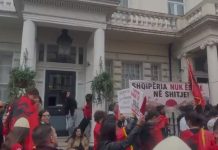 Kundër projektit në Zvërnec, shqiptarët në Britaninë e Madhe në ditën e dytë të protestës