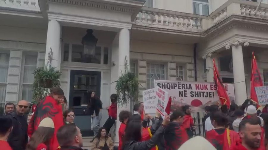 kunder-projektit-ne-zvernec-shqiptaret-ne-britanine-e-madhe-ne-diten-e-dyte-te-protestes