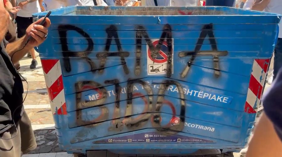  Këtu e keni vendin   Protestuesit rrethojnë Kuvendin  vendosin kosha plehrash në hyrje