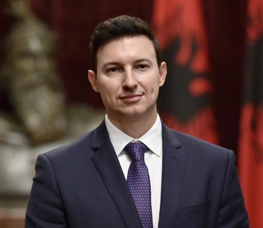 Ambasadori Meidani me mesazh: Ata që jetojnë në shtëpi prej xhami nuk duhet të hedhin gurë