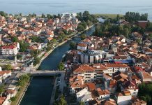 Skandaloze: “Mbrëmjet Strugane të Poezisë” me njoftime e ftesa vetëm në gjuhën maqedonase