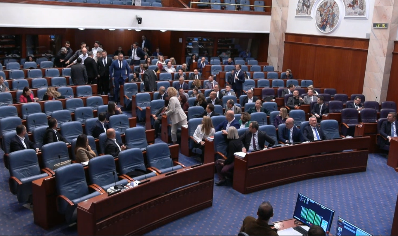 Kodi i Etikës në Kuvend: Revolucioni i Kulturës Politike që Shqiptarët Prishin
