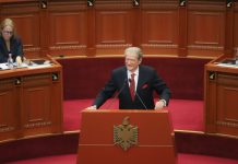 Berisha në Kuvend: Kini guxim dhe dilni burrërisht, të heqim me mosbesim Edi Ramën