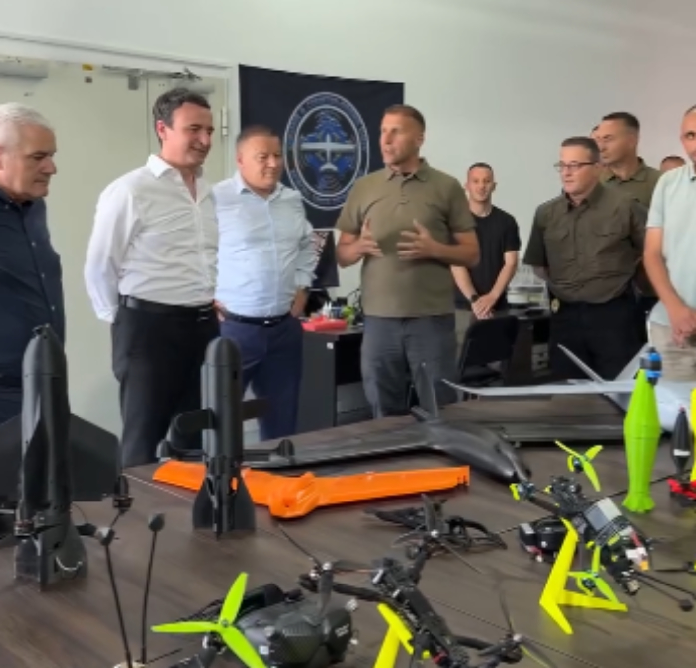 Për herë të parë para publikut  Kurti prezanton laboratorin e dronëve dhe anti dronëve të Policisë së Kosovës