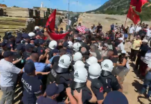 Tensione në Rrjoll, banorët heqin gardhin metalik (VIDEO)